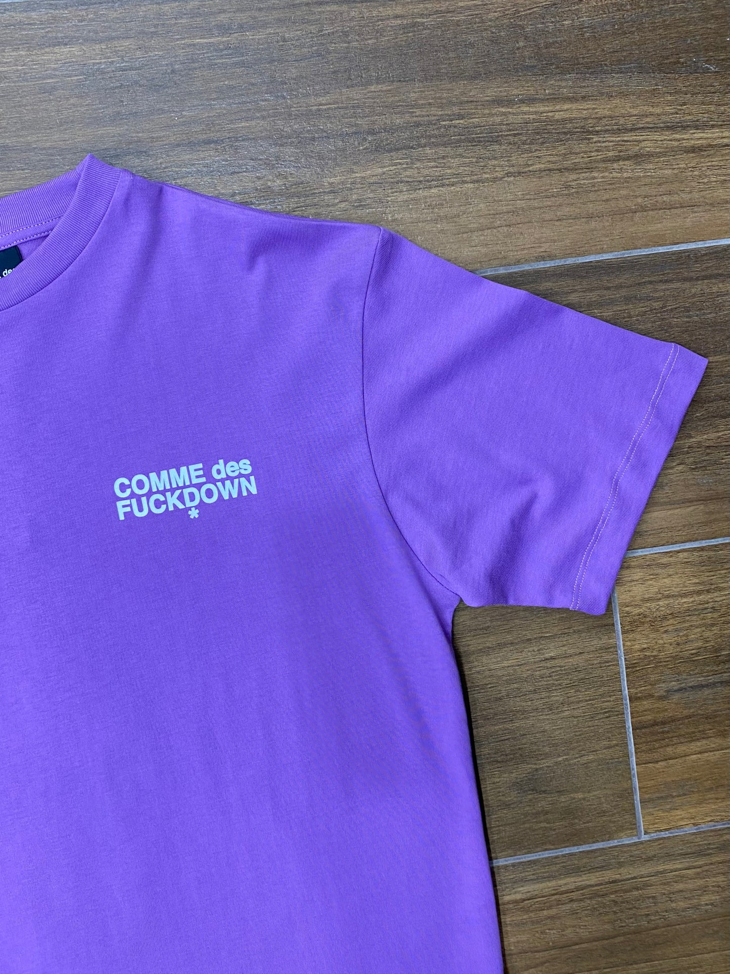 T-shirt viola con stampa CDF
