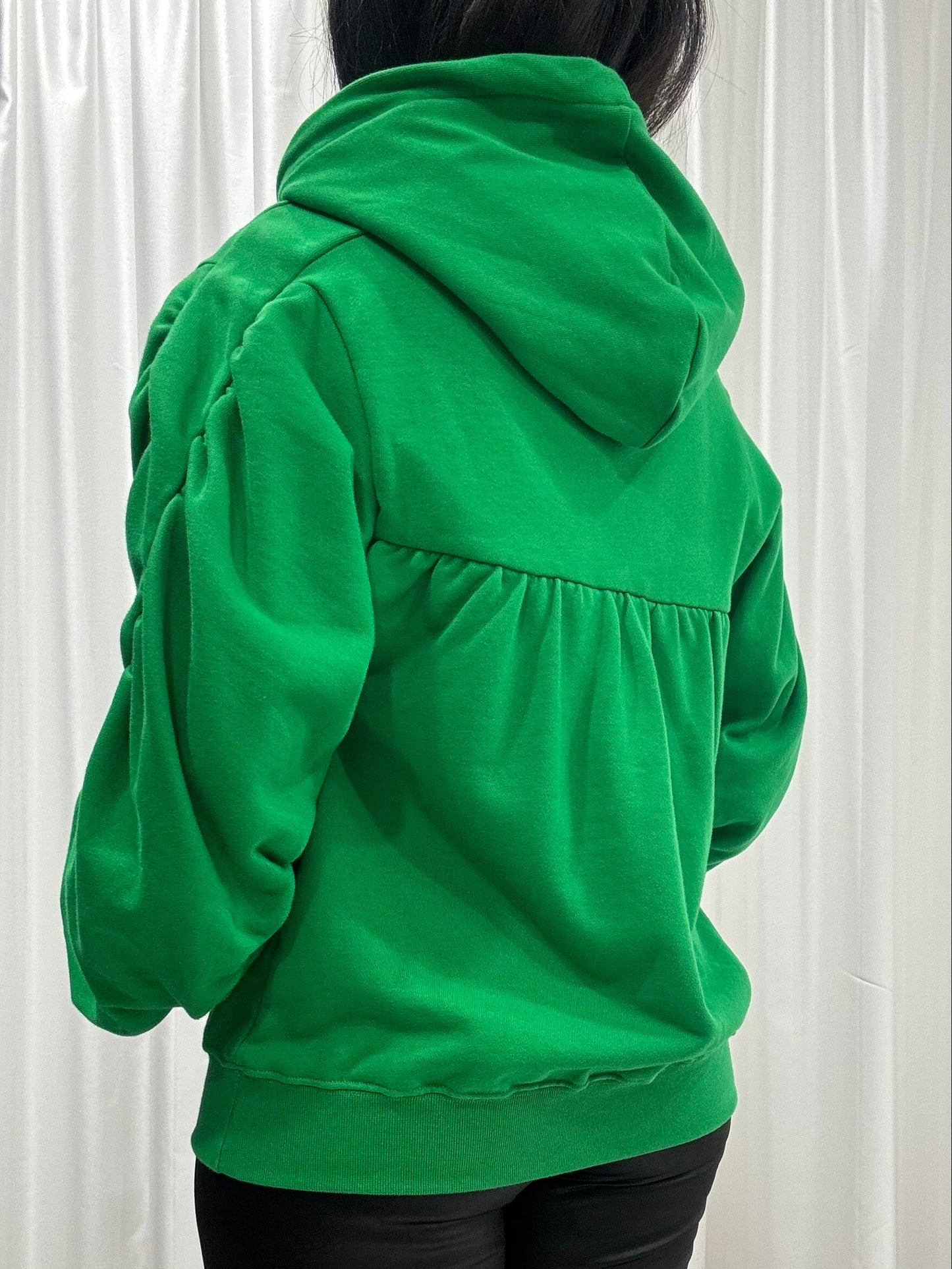 Felpa con manica drappeggiata verde