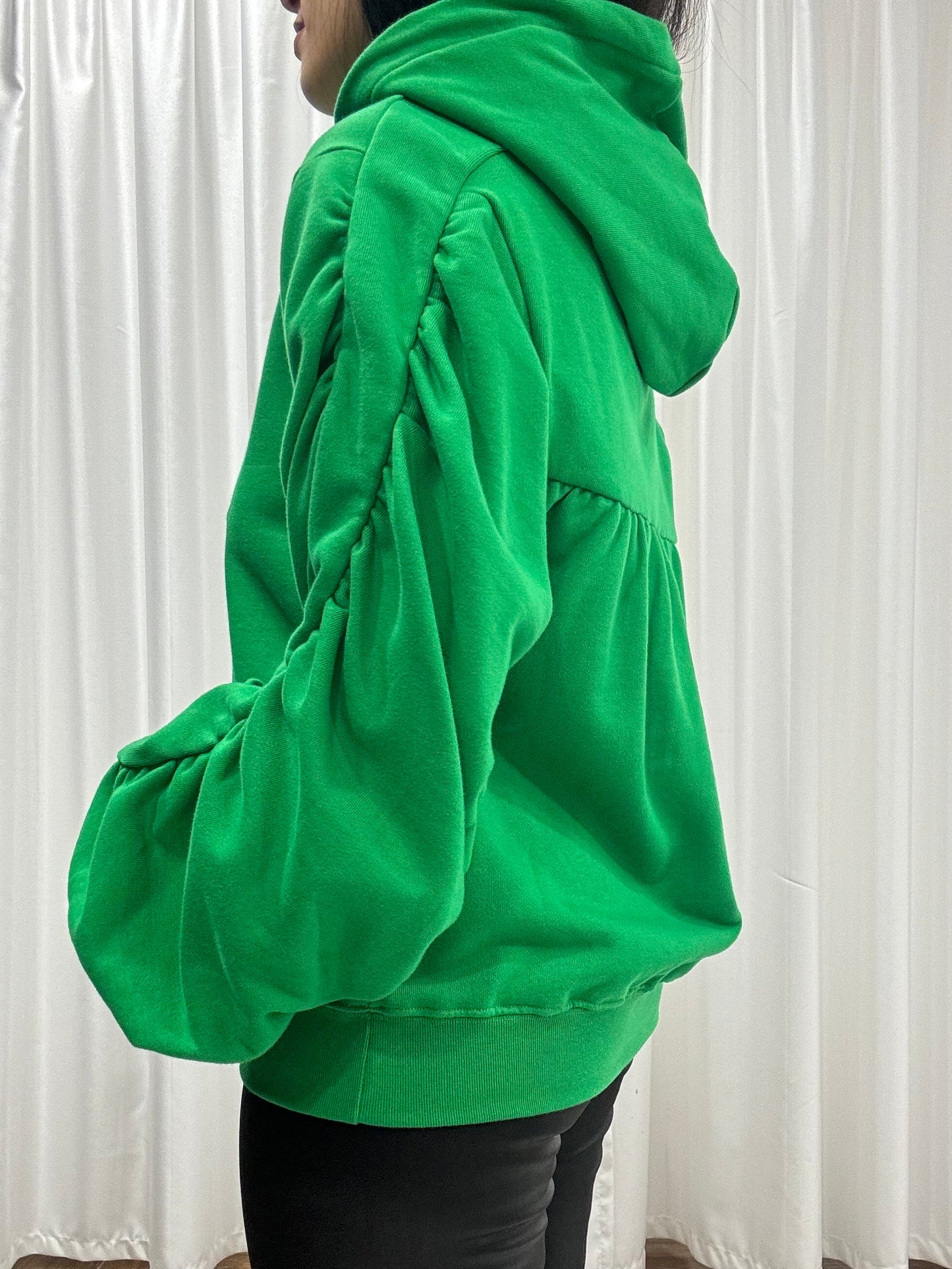 Felpa con manica drappeggiata verde